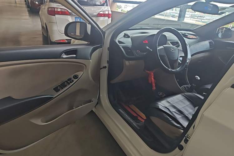 Used Hyundai Verna (older generation) 2014 1.4L Manual Smart GLS Trim Driver Seat