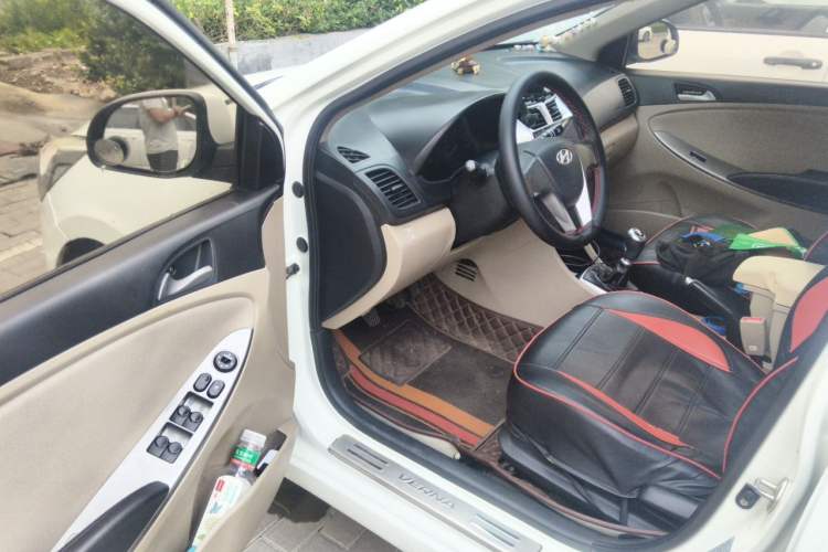Used Hyundai Verna (older generation) 2014 1.4L Manual Smart GLS Trim Driver Seat