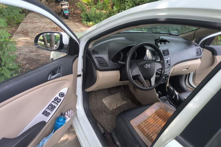 Used Hyundai Verna (older generation) 2014 1.4L Automatic Leading-Edge GLX Driver Seat