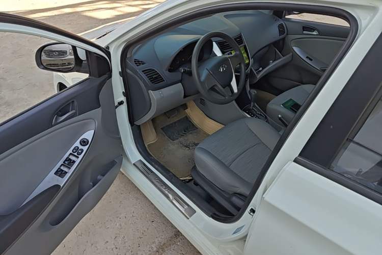 Used Hyundai Verna (older generation) 2014 1.4L Automatic Smart GLS Driver Seat