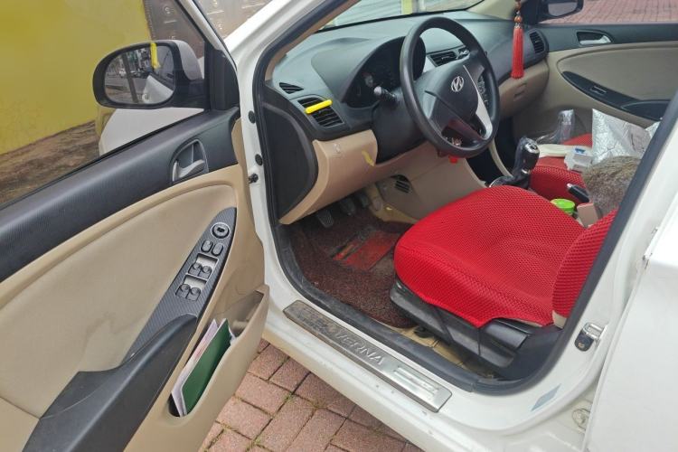 Used Hyundai Verna (older generation) 2014 1.4L Manual Smart GLS Trim Driver Seat