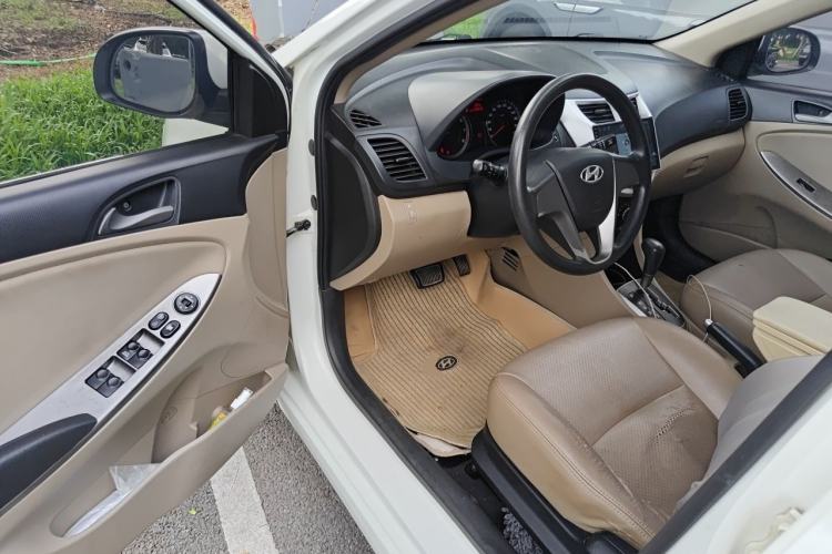 Used Hyundai Verna (older generation) 2014 1.4L Automatic Leading-Edge GLX Driver Seat