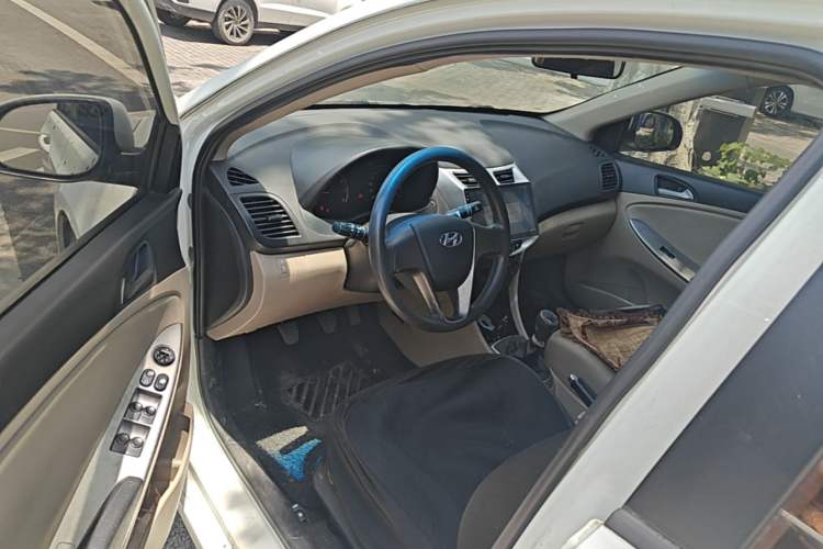Used Hyundai Verna (older generation) 2014 1.4L Manual Smart GLS Trim Driver Seat