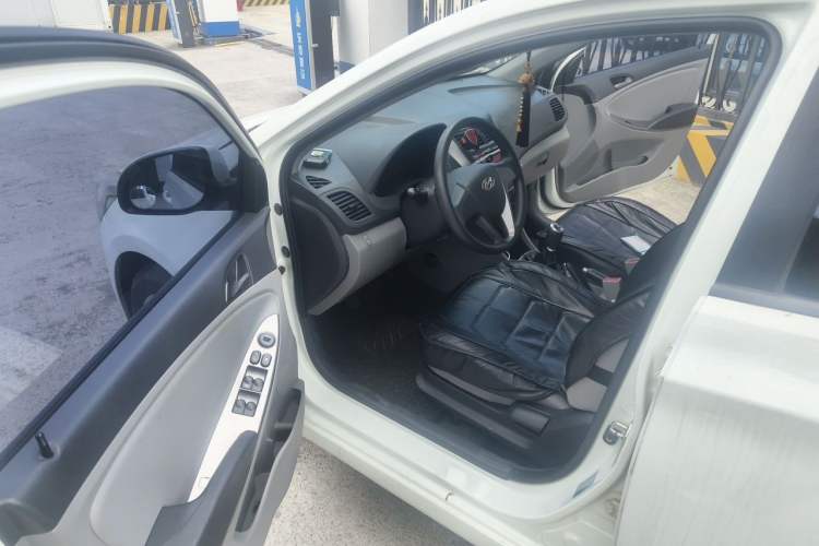 Used Hyundai Verna (older generation) 2014 1.4L Manual Smart GLS Trim Driver Seat