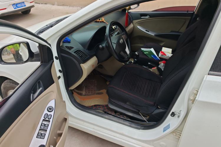 Used Hyundai Verna (older generation) 2014 1.4L Manual Smart GLS Trim Driver Seat