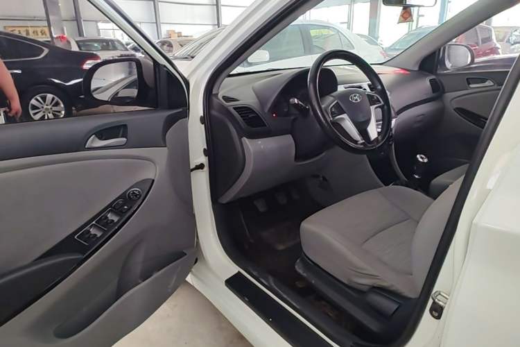 Used Hyundai Verna (older generation) 2014 1.4L Manual Smart GLS Trim Driver Seat