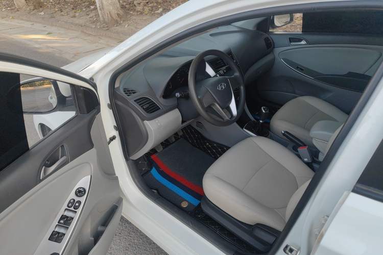 Used Hyundai Verna (older generation) 2014 1.4L Manual Smart GLS Trim Driver Seat