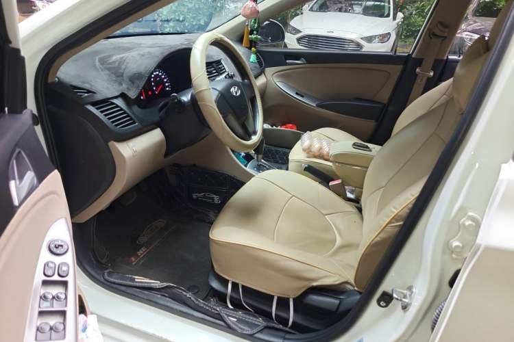 Used Hyundai Verna (older generation) 2014 1.4L Automatic Leading-Edge GLX Driver Seat