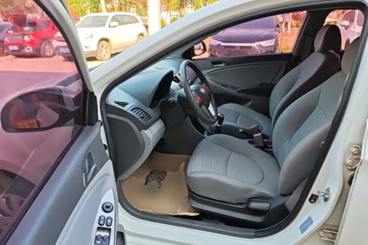 Used Hyundai Verna (older generation) 2014 1.4L Manual Smart GLS Trim Driver Seat