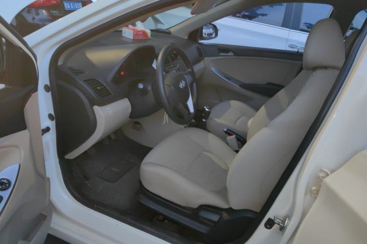 Used Hyundai Verna (older generation) 2014 1.4L Manual Smart GLS Trim Driver Seat