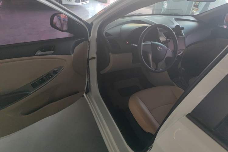 Used Hyundai Verna (older generation) 2014 1.4L Automatic Smart GLS Driver Seat