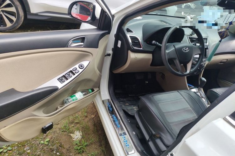 Used Hyundai Verna (older generation) 2014 1.4L Automatic Smart GLS Driver Seat