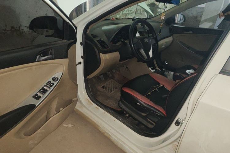 Used Hyundai Verna (older generation) 2014 1.4L Manual Smart GLS Trim Driver Seat