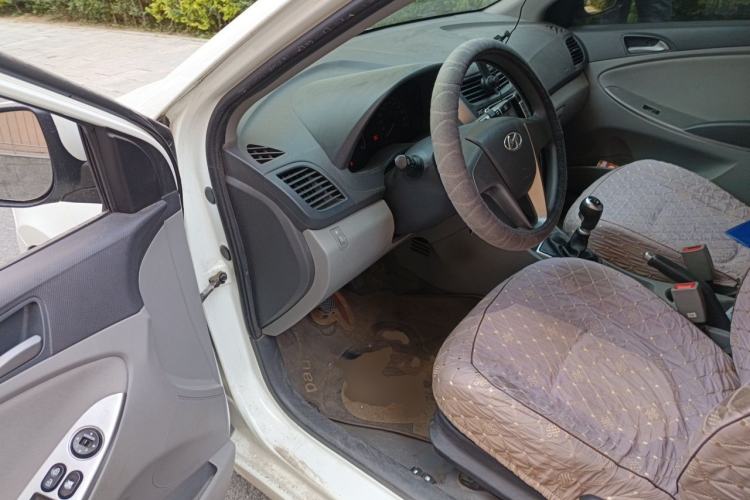 Used Hyundai Verna (older generation) 2014 1.4L Manual Smart GLS Trim Driver Seat