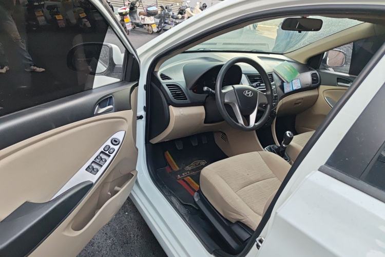 Used Hyundai Verna (older generation) 2014 1.4L Manual Smart GLS Trim Driver Seat