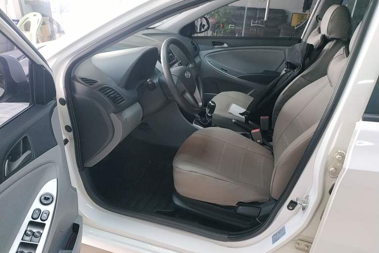 Used Hyundai Verna (older generation) 2014 1.4L Manual Smart GLS Trim Driver Seat
