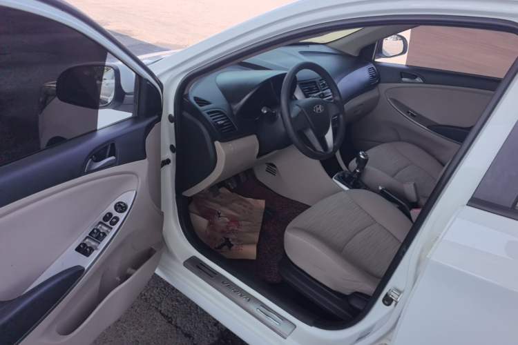 Used Hyundai Verna (older generation) 2014 1.4L Manual Smart GLS Trim Driver Seat