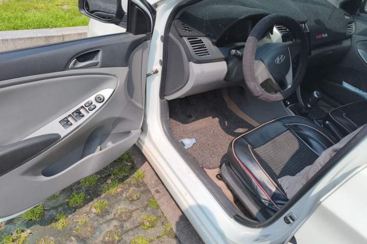 Used Hyundai Verna (older generation) 2014 1.4L Manual Smart GLS Trim Driver Seat