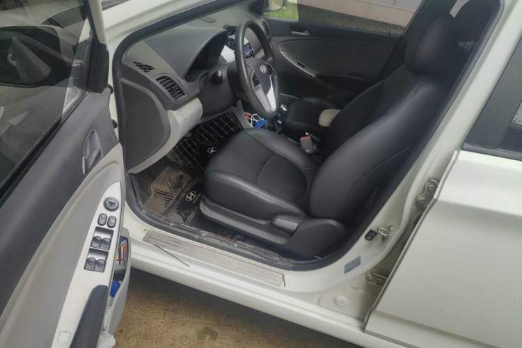Used Hyundai Verna (older generation) 2014 1.4L Manual Smart GLS Trim Driver Seat