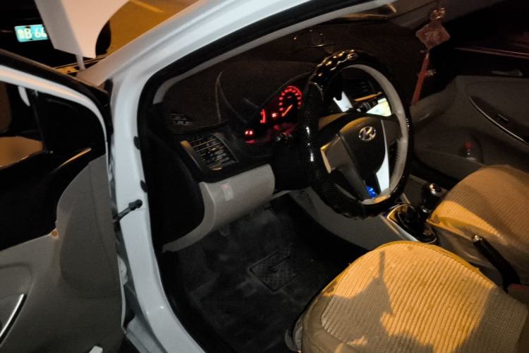 Used Hyundai Verna (older generation) 2014 1.4L Manual Smart GLS Trim Driver Seat