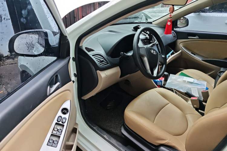 Used Hyundai Verna (older generation) 2014 1.4L Automatic Smart GLS Driver Seat
