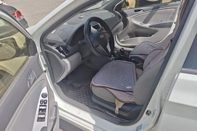 Used Hyundai Verna (older generation) 2014 1.4L Manual Smart GLS Trim Driver Seat