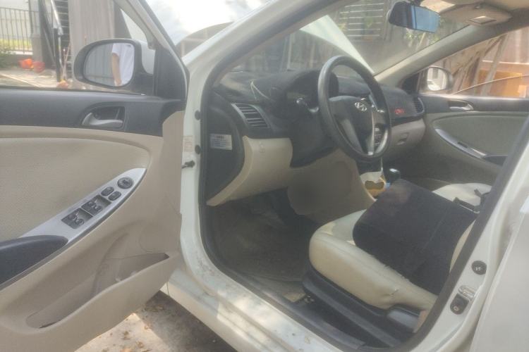 Used Hyundai Verna (older generation) 2014 1.4L Automatic Leading-Edge GLX Driver Seat