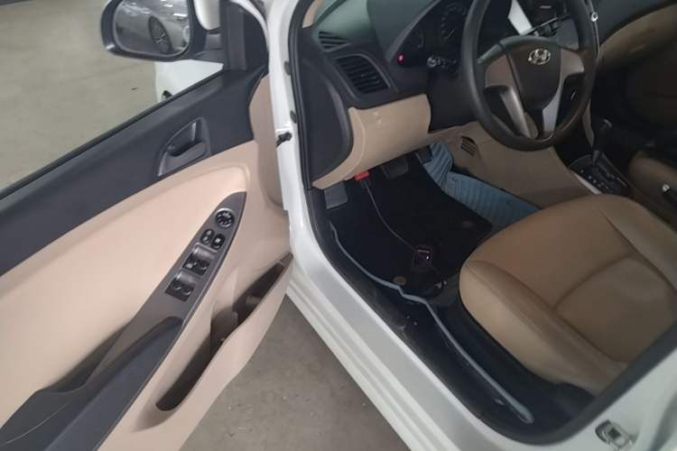 Used Hyundai Verna (older generation) 2014 1.4L Automatic Smart GLS Driver Seat