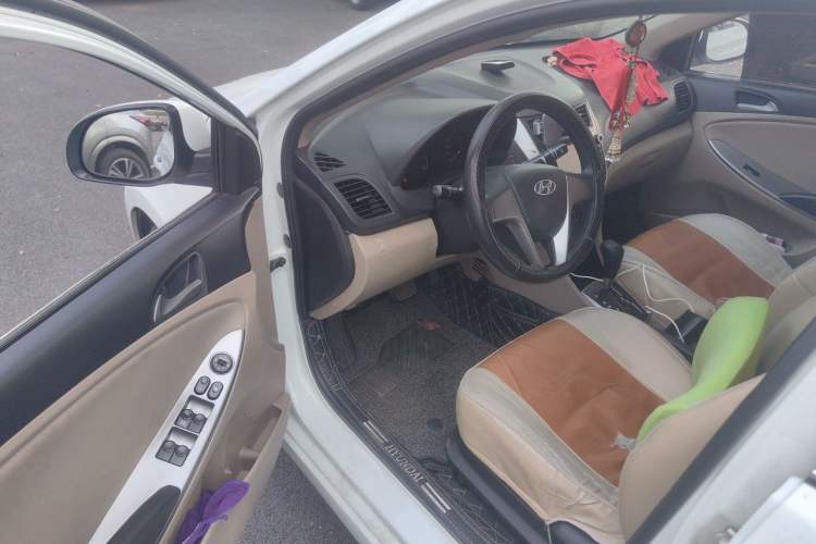 Used Hyundai Verna (older generation) 2014 1.4L Automatic Smart GLS Driver Seat