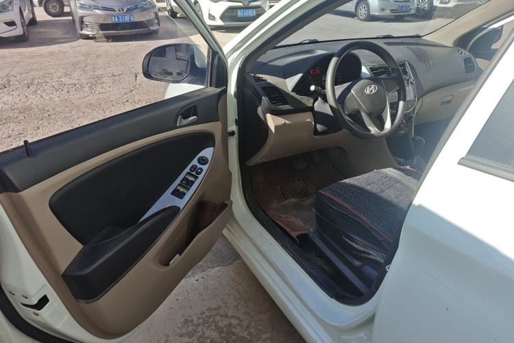Used Hyundai Verna (older generation) 2014 1.4L Automatic Leading-Edge GLX Driver Seat