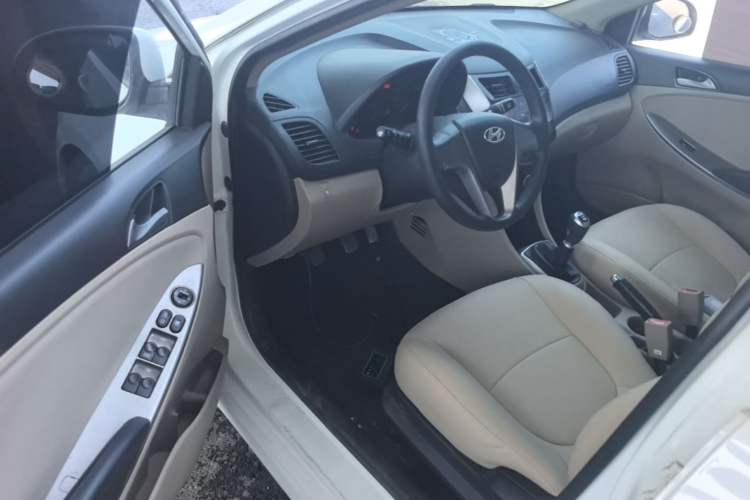 Used Hyundai Verna (older generation) 2014 1.4L Manual Smart GLS Trim Driver Seat