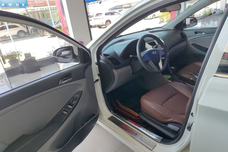 Used Hyundai Verna (older generation) 2014 1.4L Automatic Smart GLS Driver Seat
