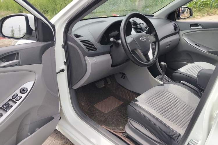 Used Hyundai Verna (older generation) 2014 1.4L Automatic Smart GLS Driver Seat