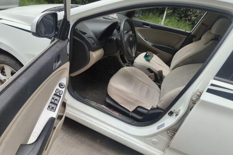 Used Hyundai Verna (older generation) 2014 1.4L Automatic Smart GLS Driver Seat