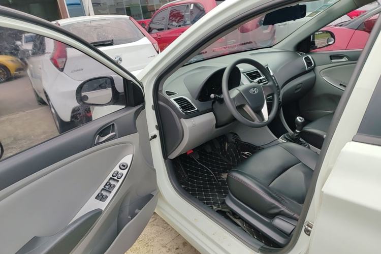 Used Hyundai Verna (older generation) 2014 1.4L Manual Smart GLS Trim Driver Seat