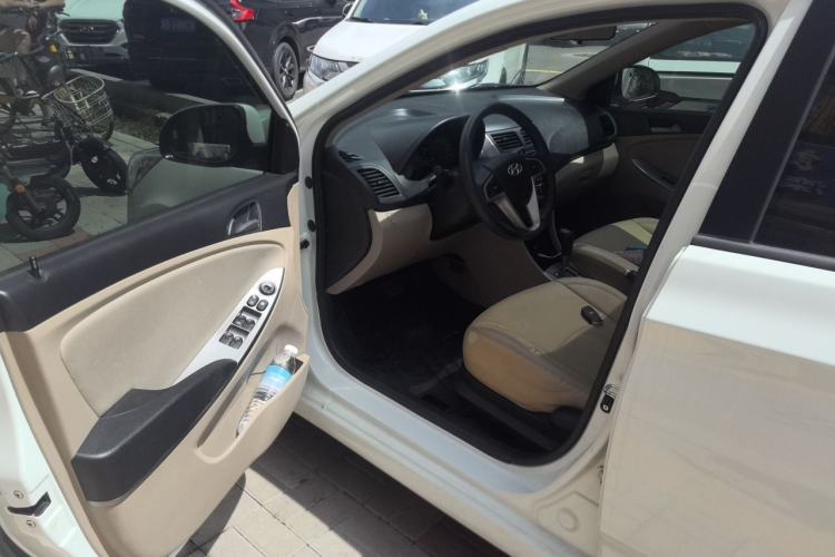Used Hyundai Verna (older generation) 2014 1.4L Automatic Leading-Edge GLX Driver Seat