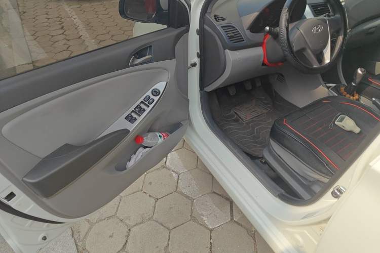 Used Hyundai Verna (older generation) 2014 1.4L Manual Smart GLS Trim Driver Seat