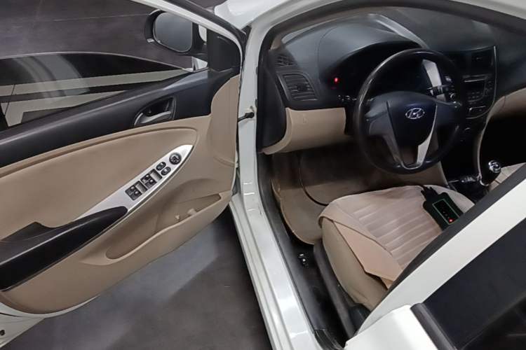 Used Hyundai Verna (older generation) 2014 1.4L Manual Smart GLS Trim Driver Seat