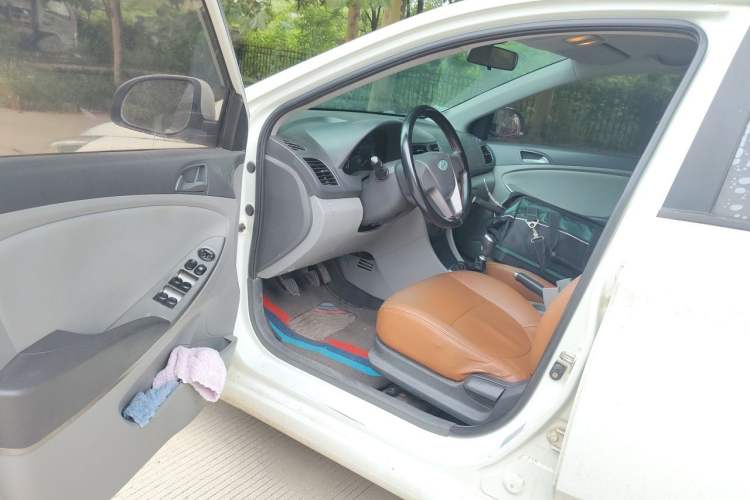 Used Hyundai Verna (older generation) 2014 1.4L Manual Smart GLS Trim Driver Seat