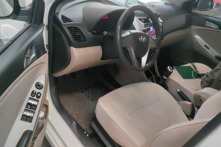 Used Hyundai Verna (older generation) 2014 1.4L Manual Smart GLS Trim Driver Seat