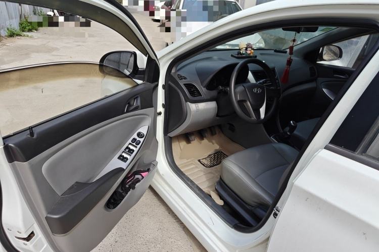 Used Hyundai Verna (older generation) 2014 1.4L Manual Smart GLS Trim Driver Seat