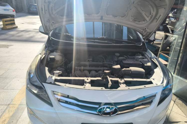 Used Hyundai Verna (older generation) 2014 1.4L Automatic Smart GLS Engine Bay