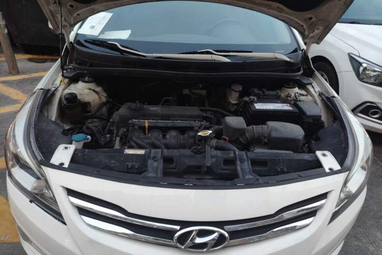 Used Hyundai Verna (older generation) 2014 1.4L Automatic Leading-Edge GLX Engine Bay