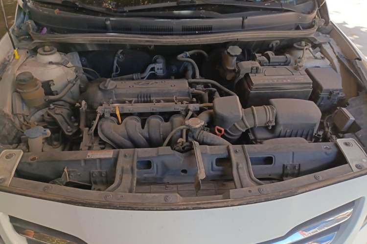 Used Hyundai Verna (older generation) 2014 1.4L Automatic Leading-Edge GLX Engine Bay
