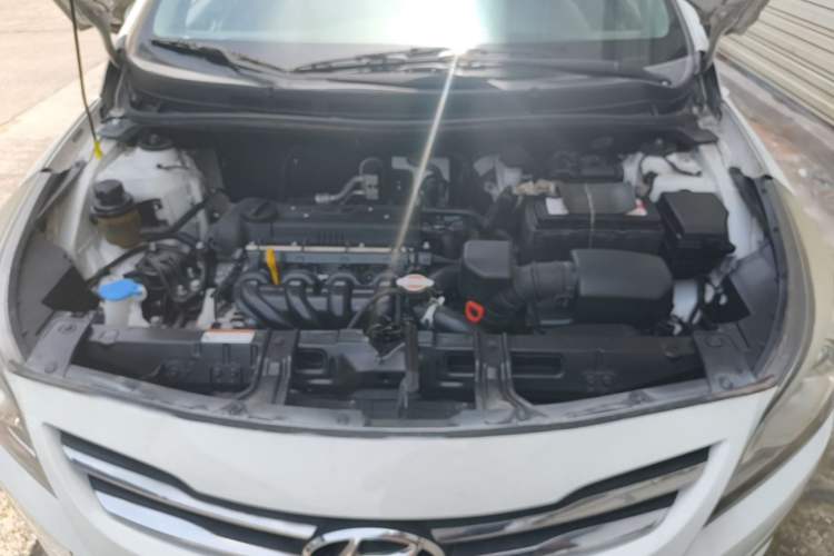 Used Hyundai Verna (older generation) 2014 1.4L Automatic Leading-Edge GLX Engine Bay