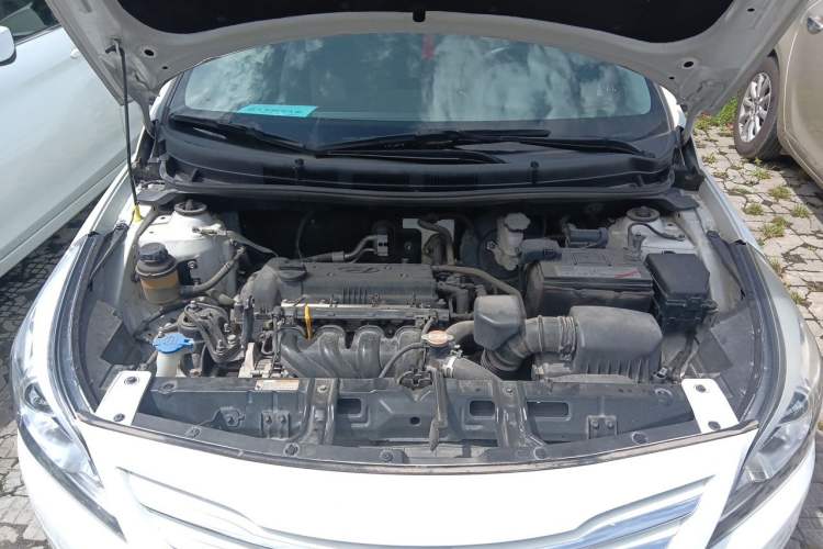 Used Hyundai Verna (older generation) 2014 1.4L Manual Top-Tier Model TOP Engine Bay