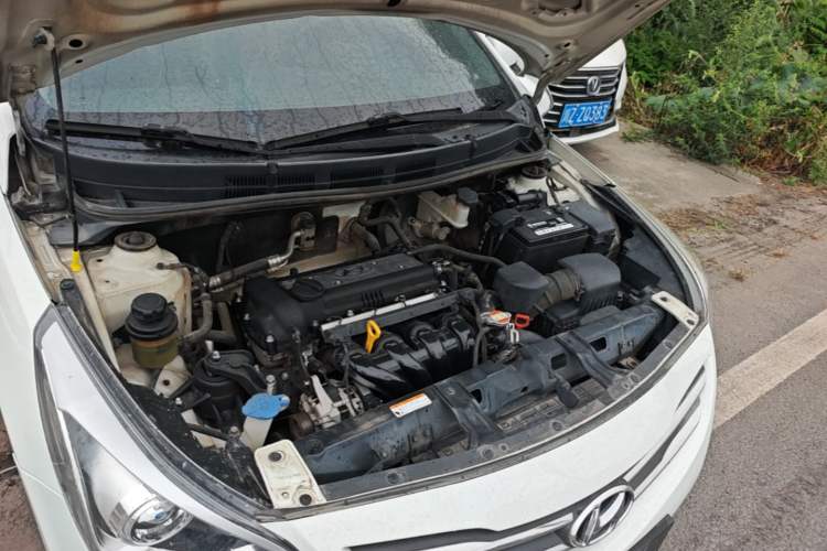 Used Hyundai Verna (older generation) 2014 1.4L Automatic Leading-Edge GLX Engine Bay