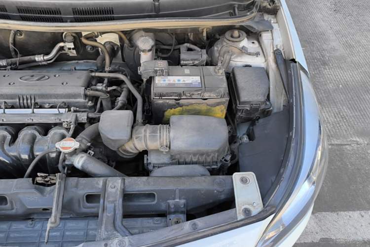 Used Hyundai Verna (older generation) 2014 1.4L Manual Smart GLS Trim Engine Bay Left