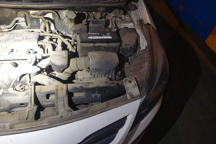 Used Hyundai Verna (older generation) 2014 1.4L Manual Smart GLS Trim Engine Bay Left