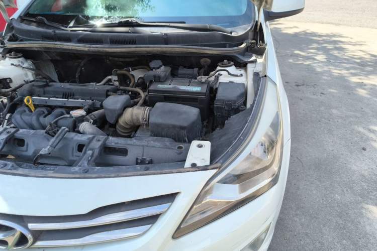 Used Hyundai Verna (older generation) 2014 1.4L Manual Smart GLS Trim Engine Bay Left